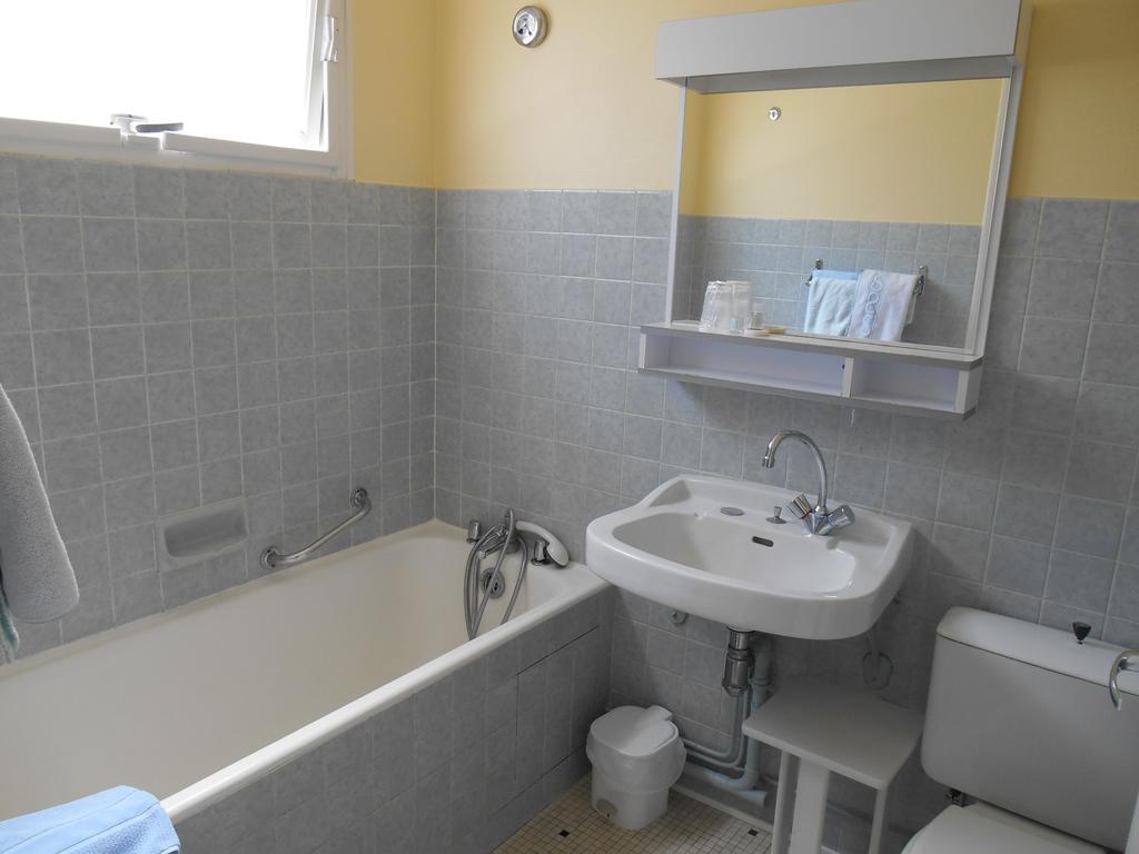 Bed and Breakfast A L'Abri Des Vents Saint-Jean-le-Thomas Habitación foto