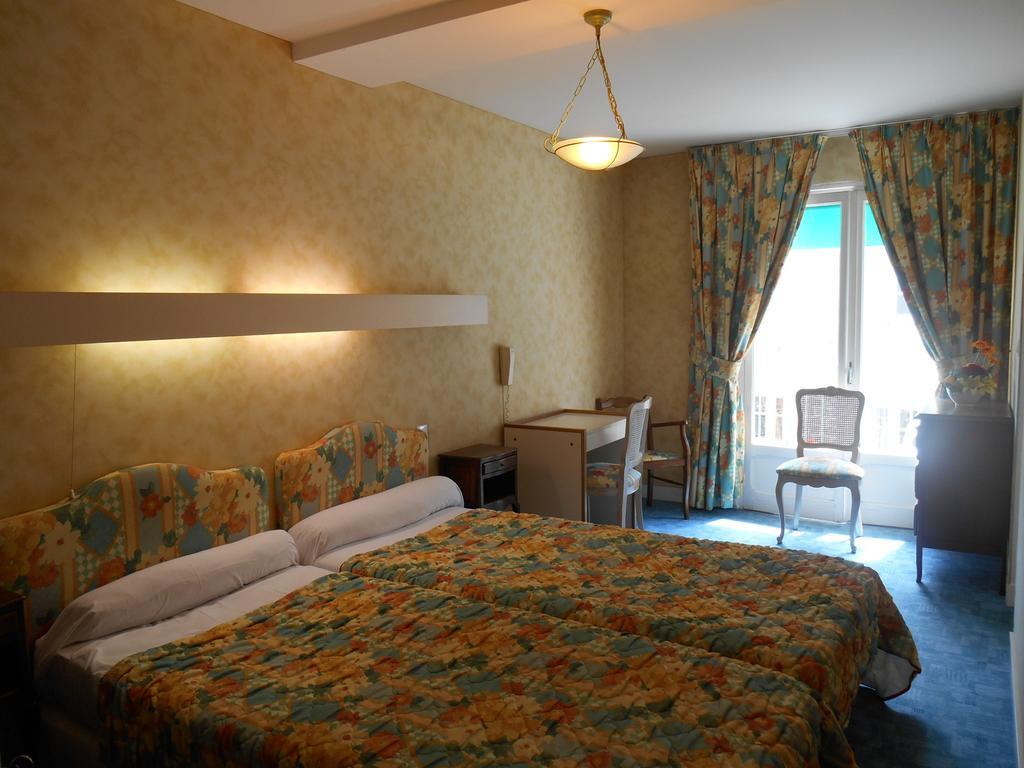 Bed and Breakfast A L'Abri Des Vents Saint-Jean-le-Thomas Habitación foto